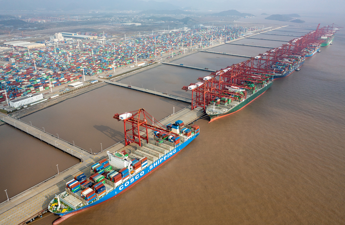 ▲宁波舟山港梅山港区桥吊在紧张作业。图/新华社