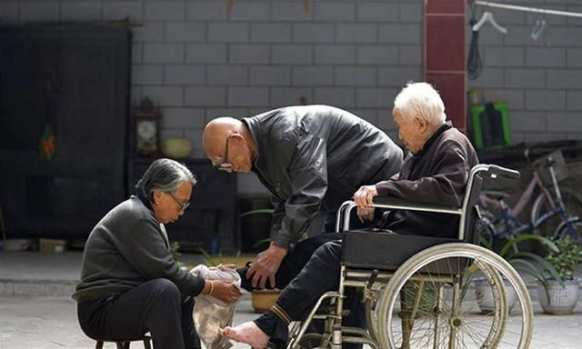 父亲先于祖父去世，孙辈有义务和叔伯平摊赡养费吗？
