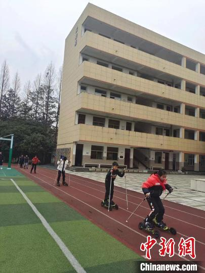 杭州市德胜小学学生在上越野轮滑社团课。　杭州市德胜小学供图