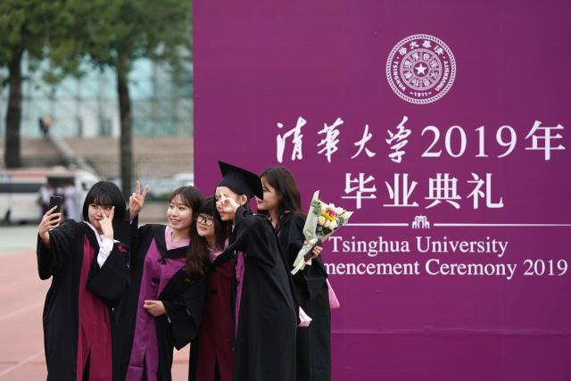 清华大学2019年本科毕业生在毕业典礼上合影。新华社记者 鞠焕宗 摄 