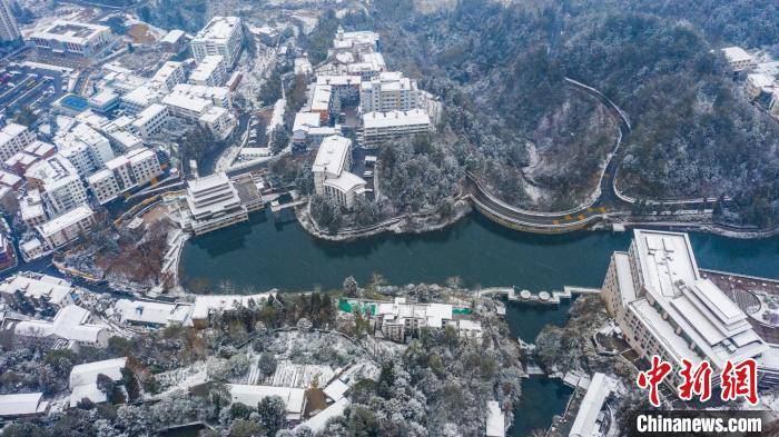 航拍井冈山茨坪镇银装素裹，宛若一幅美丽水墨画。　李小明 摄