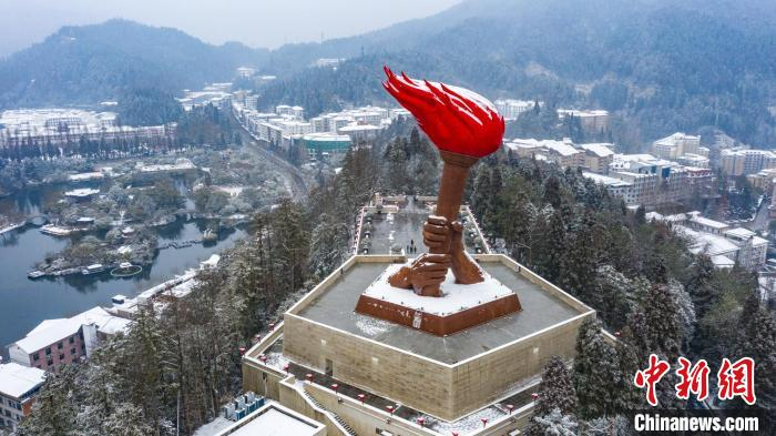 航拍雪后的井冈山星火相传火炬雕塑。　李小明 摄