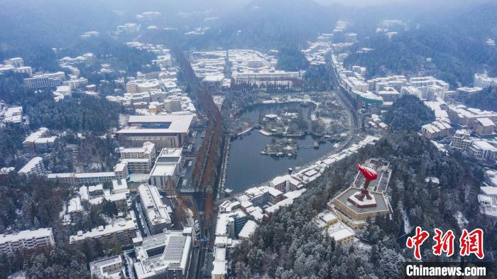 航拍井冈山茨坪镇银装素裹，宛若一幅美丽水墨画。　李小明 摄