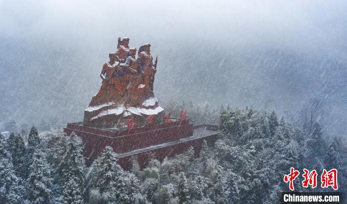 航拍大雪纷飞中的井冈山“红军万岁"雕塑。　李小明 摄