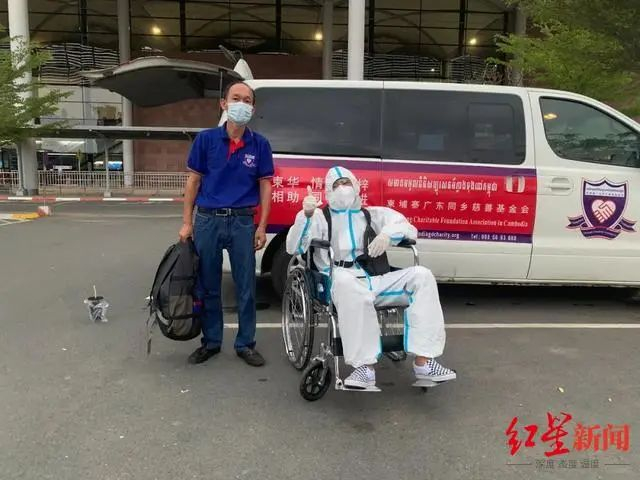 ▲陈宝荣送受助者上飞机 受访者供图