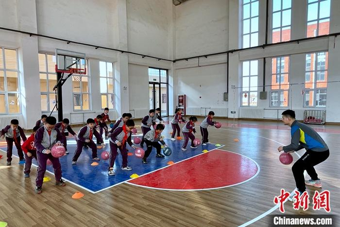 银川市二十一小学健康城分校学生参加篮球兴趣课。 李佩珊 摄