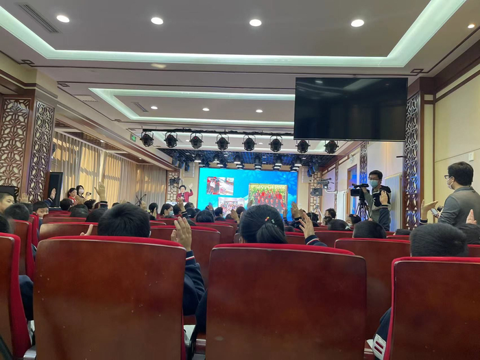 特级音乐教师付宝环讲述冬奥幕后的故事。图/新京报记者 刘洋