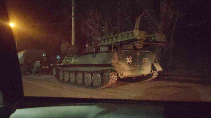 当地时间2022年2月24日凌晨，俄罗斯军用坦克和装甲车在乌克兰顿涅茨克前进。