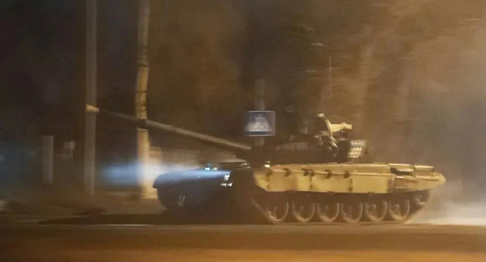 顿涅次克的俄军T-72B3坦克 图源：路透社