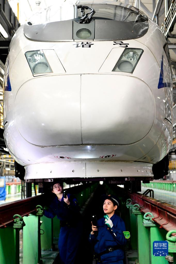 国铁济南局青岛动车段济南动车所，“动车女医生”对动车组车底转向架进行检查。新华社记者 郭绪雷 摄