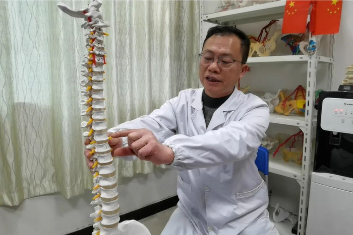 武汉协和医院骨科专家、教授郭晓东正在讲解下腰瘫的发病原因。