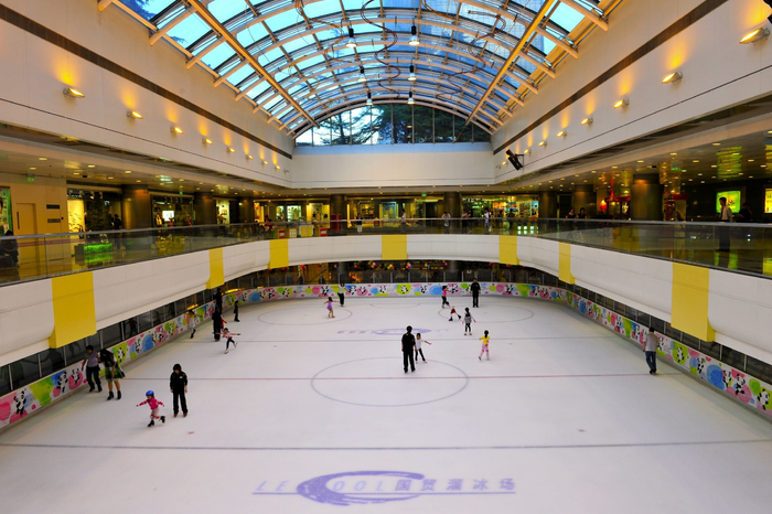 北京国贸溜冰场内，市民们正在冰上享受亲子乐趣。图/IC photo