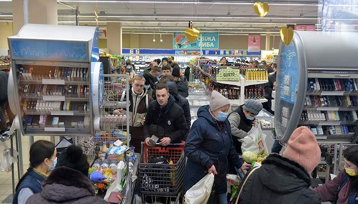 当地时间2022年2月24日，乌克兰首都基辅，当地民众在超市囤积货物。图片来源：CFP