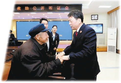 　　山东省检察院检察长陈勇在信访积案听证会后,与当事人亲切交谈。　黄莹摄 