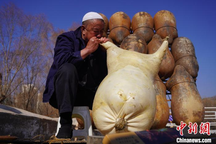 羊皮筏子必须要用嘴吹气，因用嘴出气的温度和湿度更适宜羊皮筏子保存。图为张德宝给羊皮囊吹气。　九美旦增 摄