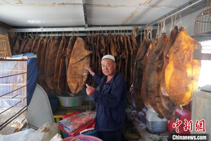 将制作好的羊皮囊在多次浸水、晾晒后，等羊皮通体发黄透明，变得密闭柔软时就可以防裂、防腐、防水。　九美旦增 摄