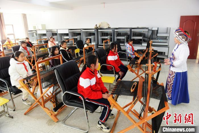 恩施一学校开设“非遗课”传承民族文化 谢顺 摄