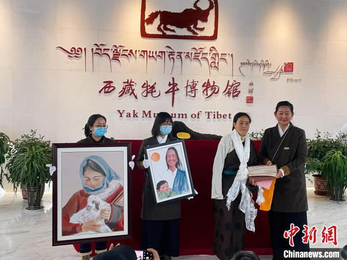 藏族女画家雍忠卓玛个展在拉萨开幕。　冉文娟 摄