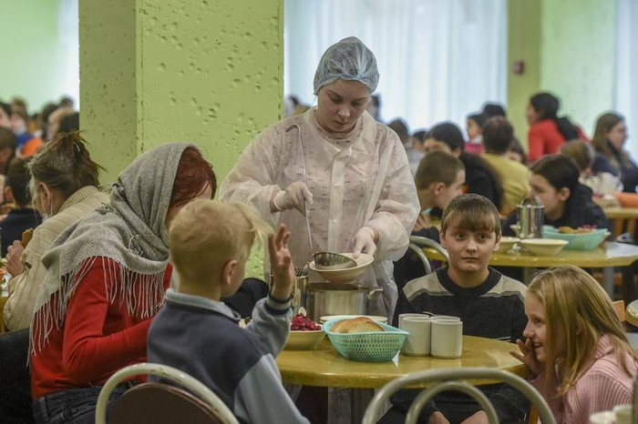 2022年2月22日，俄罗斯莫斯科，从乌克兰撤离的难民在安置点就餐。