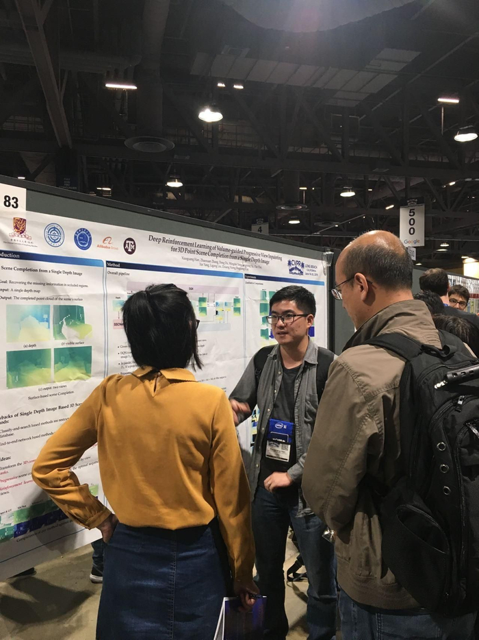 韩晓光（左二）参加会议 图片由受访者提供