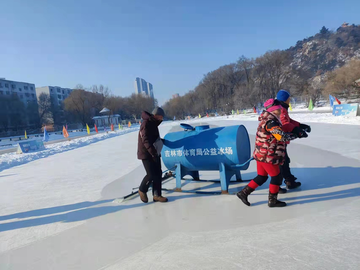 冰友们拉着浇冰车浇冰。受访者供图