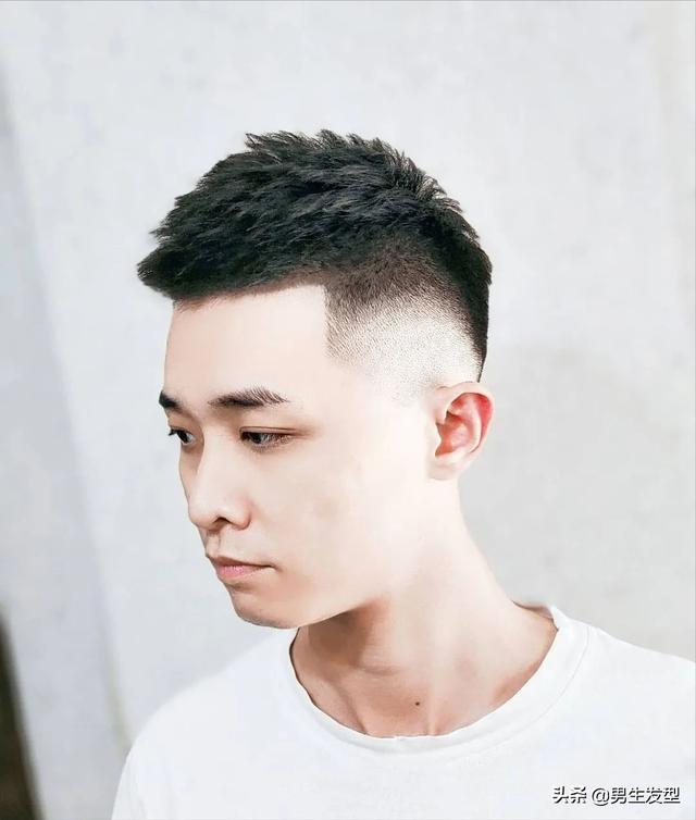 男生除了剪“寸头”发型,还可以留这3款短发,很干净帅气
