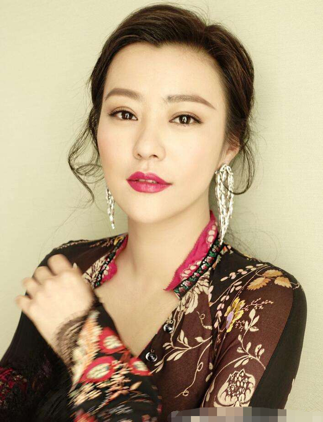 43岁郝蕾疑深夜喝醉当街撒娇搂男友脖子男方高大壮实颜值高