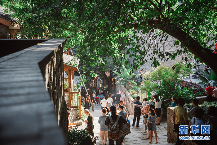 重庆“十八梯”传统风貌区内游人如织。（2021年9月30日摄）新华网　耿骏宇　摄
