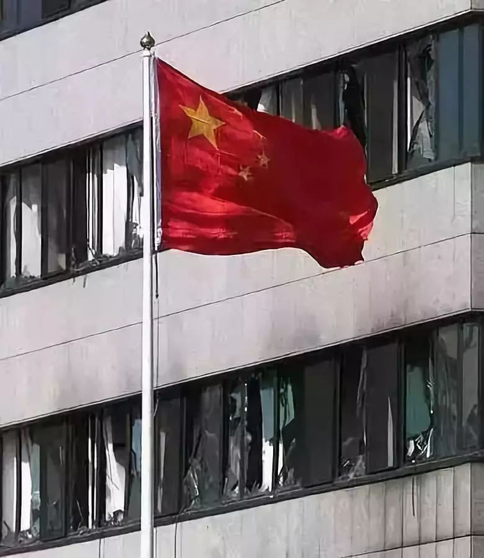 已成废墟的中国驻南联盟大使馆前五星红旗正在飘扬