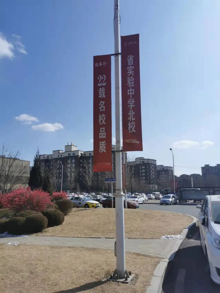 路旁随处可见的五彩阳光城四期雍华府宣传广告