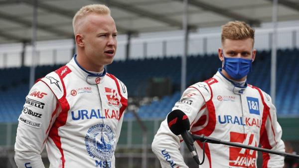 尼基塔·马泽平（左）