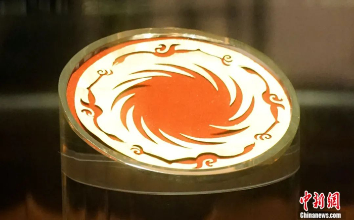 “四鸟绕日”金箔。中新社记者 郑劭淳 摄