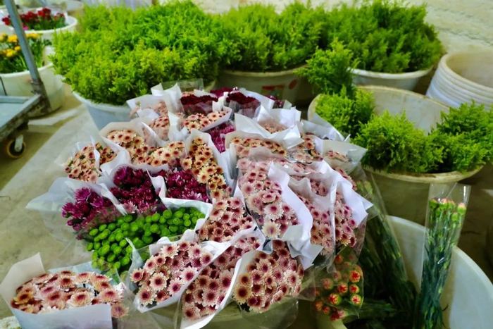 ▲电商店铺冷库里的各种鲜花，很多消费者形成了日常购花的习惯，每次购买不同的鲜花进行搭配。曲鸣飞/摄