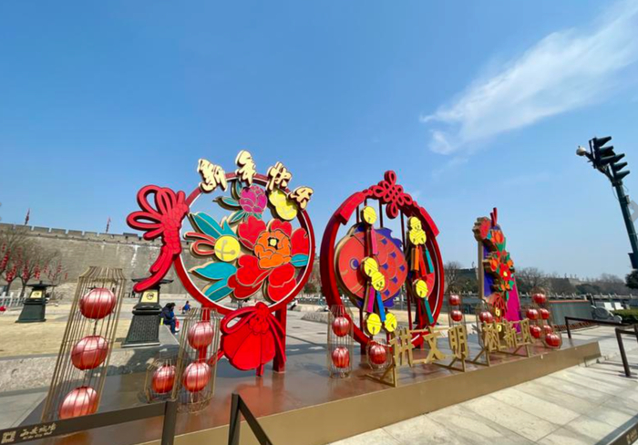 古城天气晴朗，春风送暖