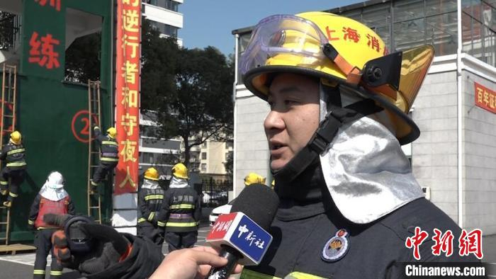 陈亮在训练场上接受中新社记者采访 徐浩 摄