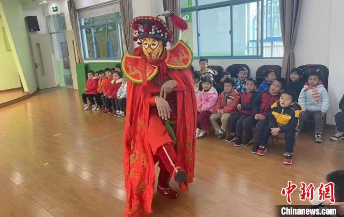 陈亮在幼儿园宣传消防安全知识的间隙给孩子们表演自学的“变脸”节目 上海松江消防供图