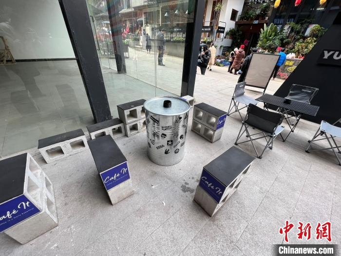 图为充满工业风气息的咖啡店。　钟旖 摄