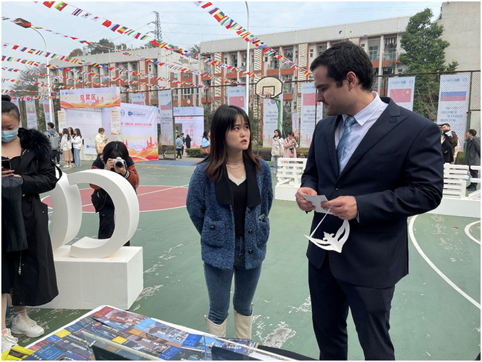 川外举办国际文化节。四川外国语大学供图