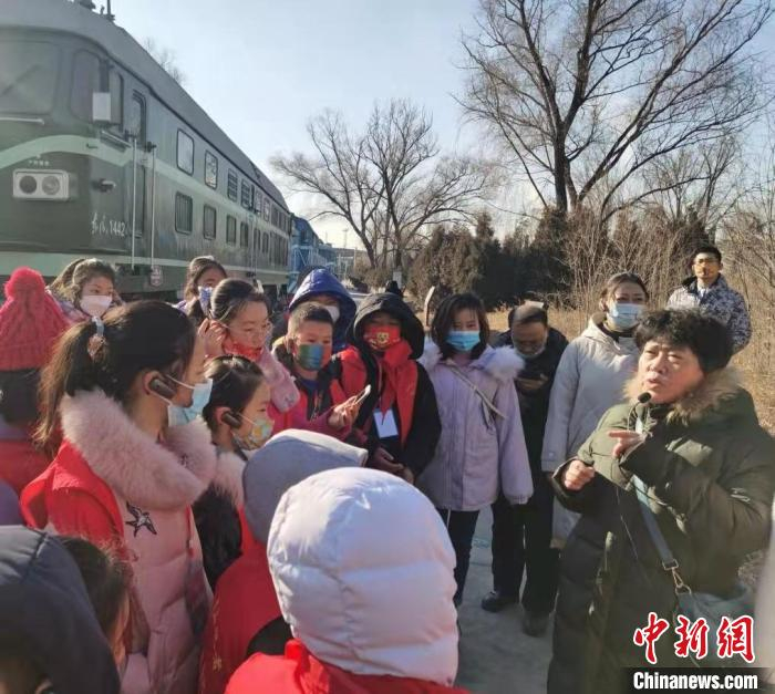 在山西第一代女火车司机刘萍的讲解下，孩子们学习了一堂关于中国铁路速度的生动有趣的实践课。　吴琼 摄