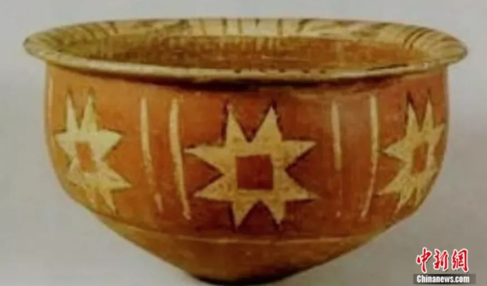 大汶口文化陶盆上的八角纹。受访者供图