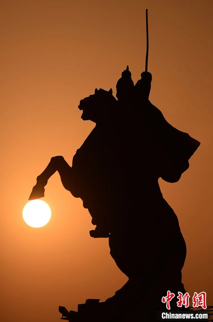 河北省邯郸市的胡服骑射雕像。中新社发 郝群英 摄