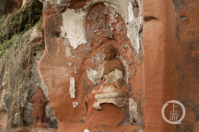 ▲2月23日，四川乐山，乐山大佛附属造像窟龛风化严重，已启动前期保护工作。摄影/上游新闻记者 沈度