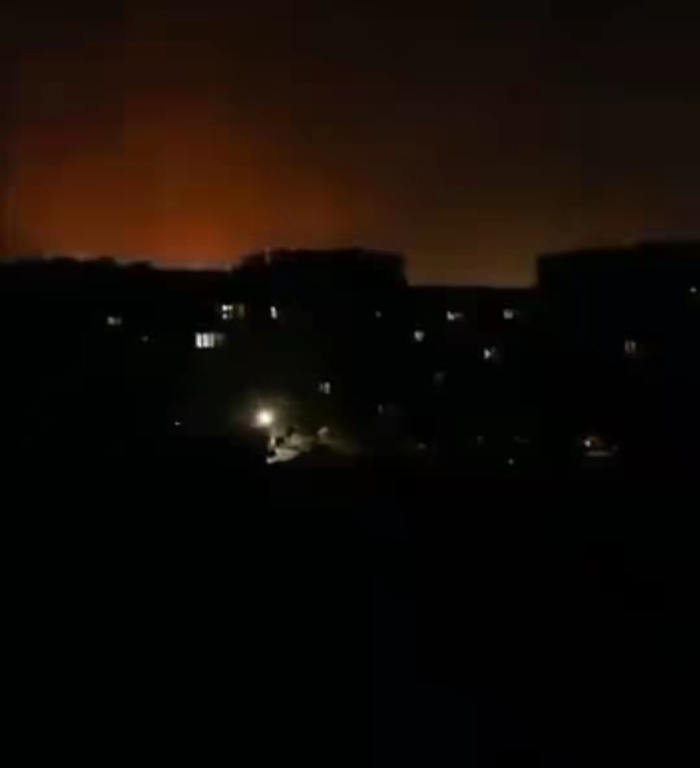 凌晨5时的爆炸，远处有红光。本文图片均为受访者供图
