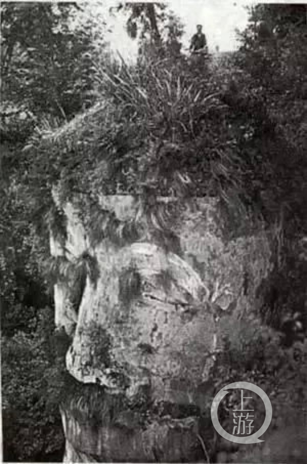 ▲1898年，乐山大佛留下的第一张照片。 图片来源/受访者供图