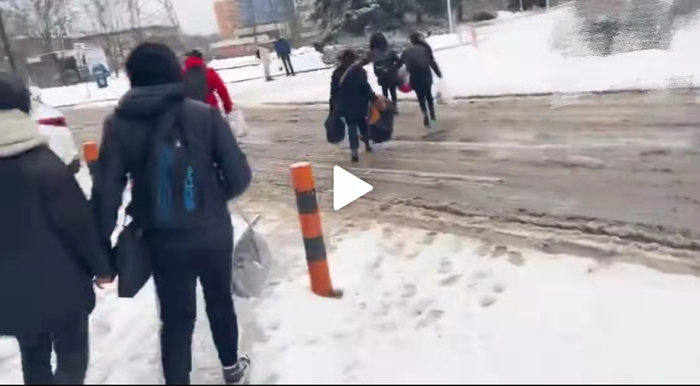 陈星悦和男友听到炮响前往防空洞躲避。