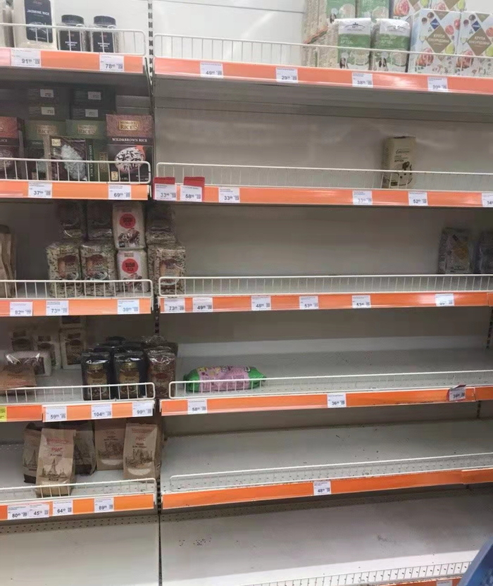 王羽葵发现超市里的米、面被抢完了。