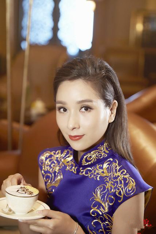 "低调女神"杨恭如亮相 穿蓝色旗袍秀美肩 一颦一足端庄美