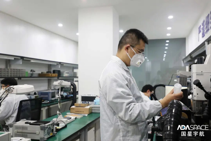 ▲“大运号”卫星工程总指挥陆川博士在卫星AIT中心