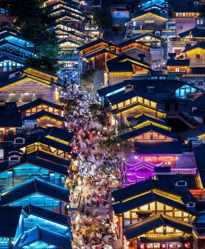 十八梯传统风貌区沿途灯光亮起，微光树影交织。陈启宁 摄