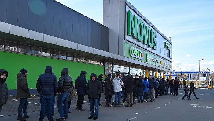 乌克兰基辅民众在排队购物。图片来源：视觉中国